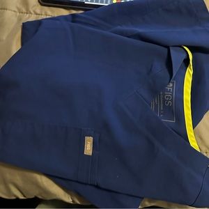 Large Men’s fig scrub top